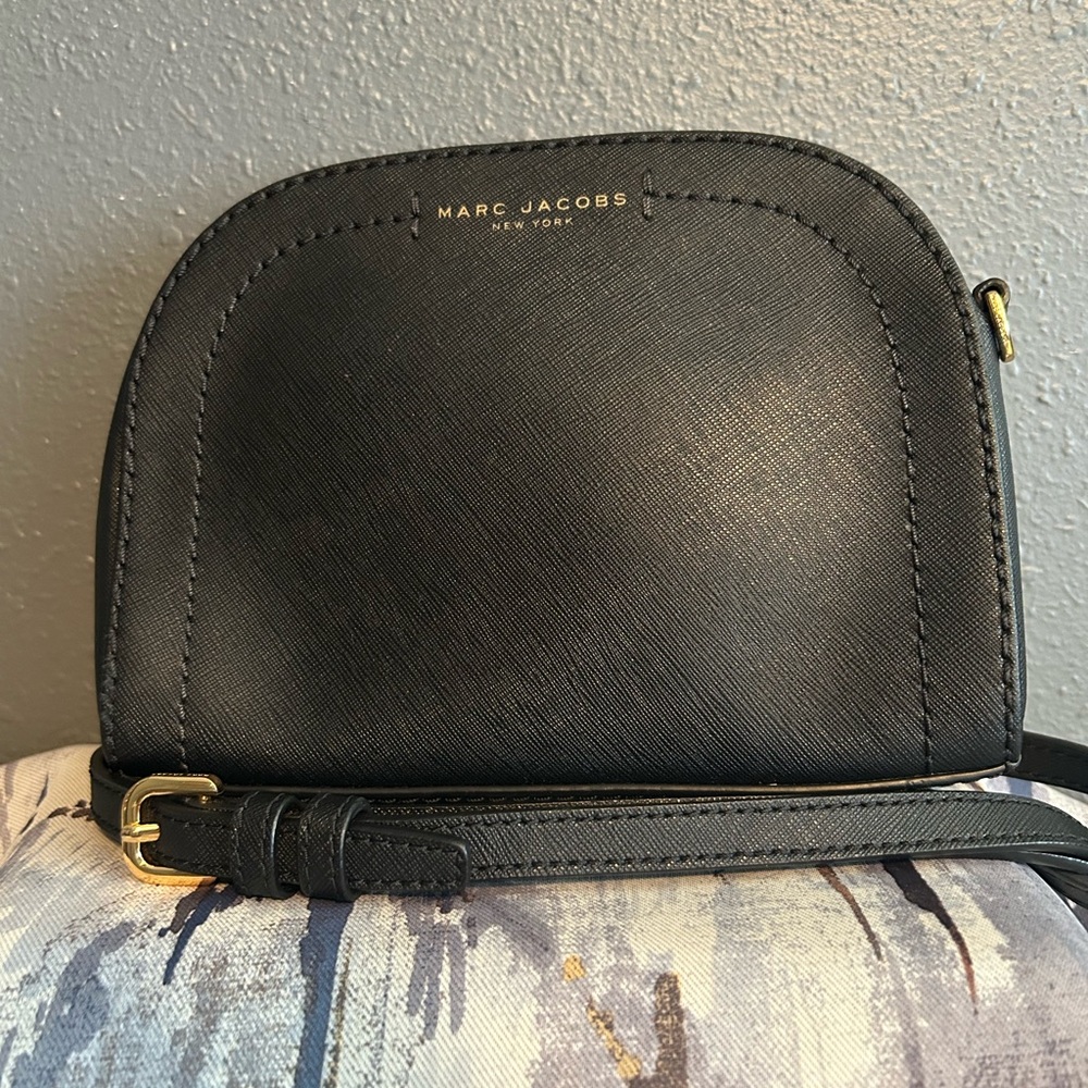 Marc Jacobs Elegant Playback Dome Crossbody Bag in Black Saffiano Leather